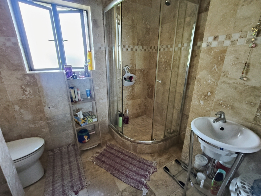 6 Bedroom Property for Sale in Paradise Beach Eastern Cape